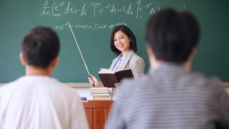 老师多到要缩编,为何教育责任还向家长转移?